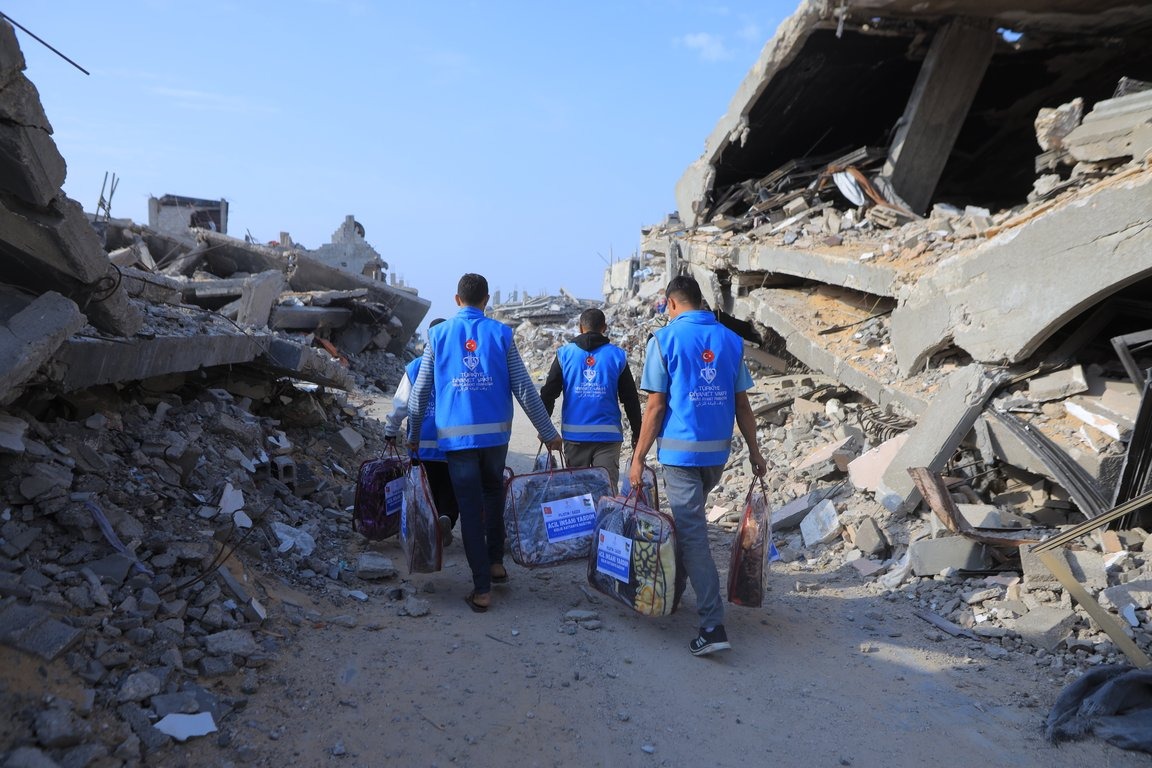 Türkiye Diyanet Foundation distributed winter blankets to 5,000 needy  people in Gaza - Türkiye Diyanet Foundation