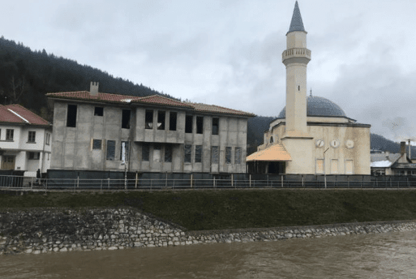Bosnada yapı devam eden camimize ait görüntü.