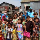 Kamboçyalı çocukların yüzü TDV'nin hediyeleriyle güldü