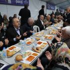 Dışişleri Bakanı Çavuşoğlu, Nurdağı ilçesindeki depremzedelerle iftar yaptı