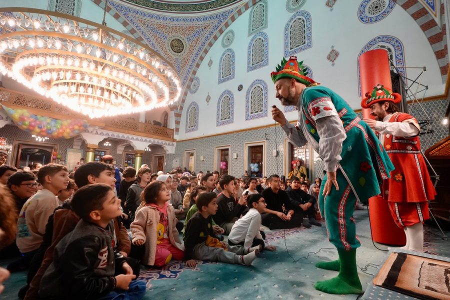 Bayrampaşa Yeşil Çimen Camisi'nde çocuk şenliği düzenlendi