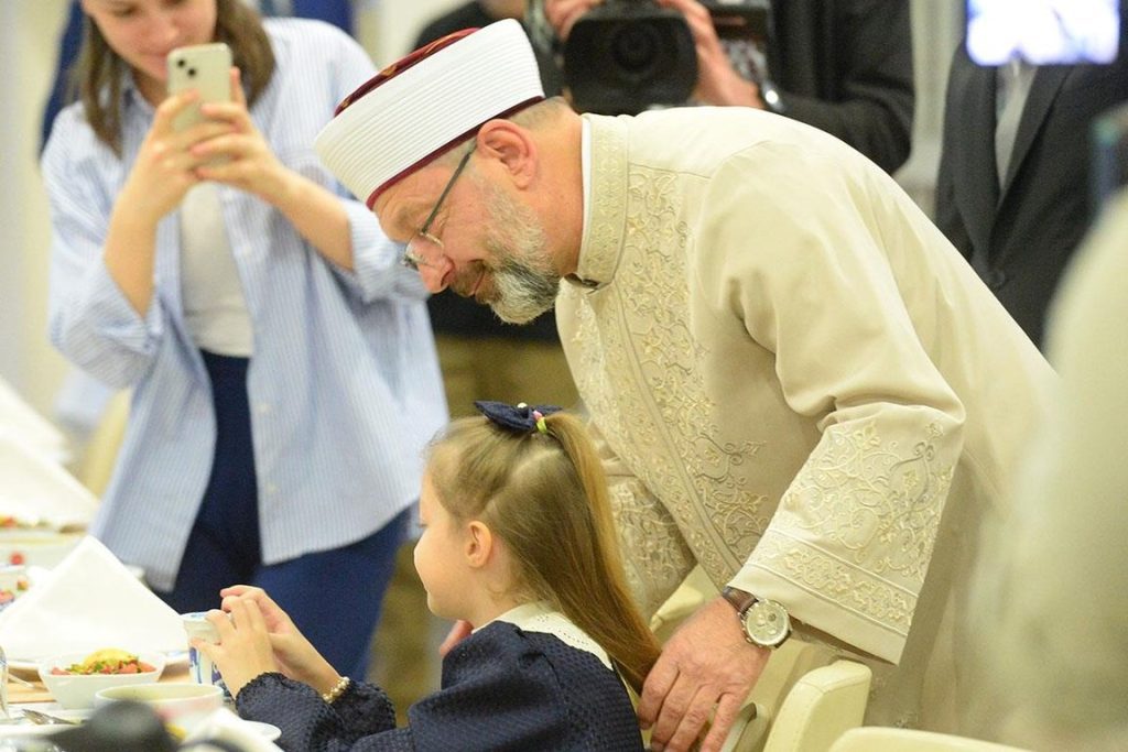 Diyanet İşleri Başkanı Erbaş, iftarda medya mensuplarıyla bir araya geldi