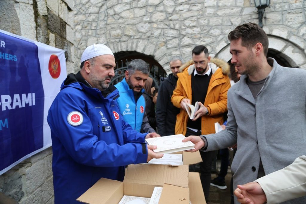 TDV 2025’te 370 bin Kur’an-ı Kerim hediye edecek , 2 milyon 95 bin 505 kişiye Kur’an-ı Kerim ulaştırıldı,