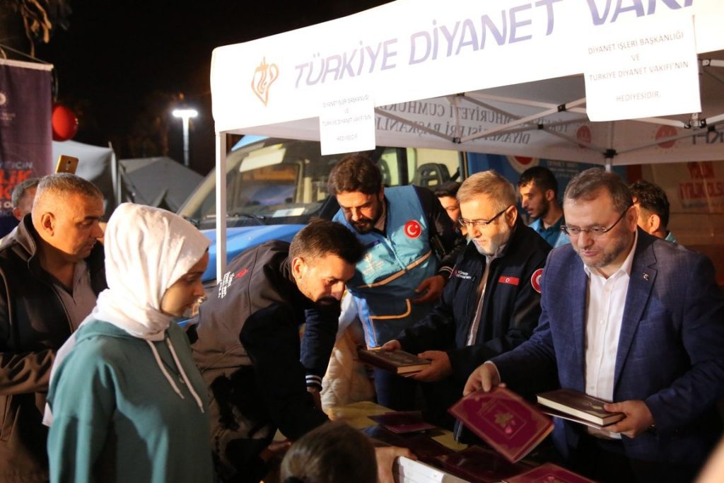 TDV 2025’te 370 bin Kur’an-ı Kerim hediye edecek , 2 milyon 95 bin 505 kişiye Kur’an-ı Kerim ulaştırıldı,
