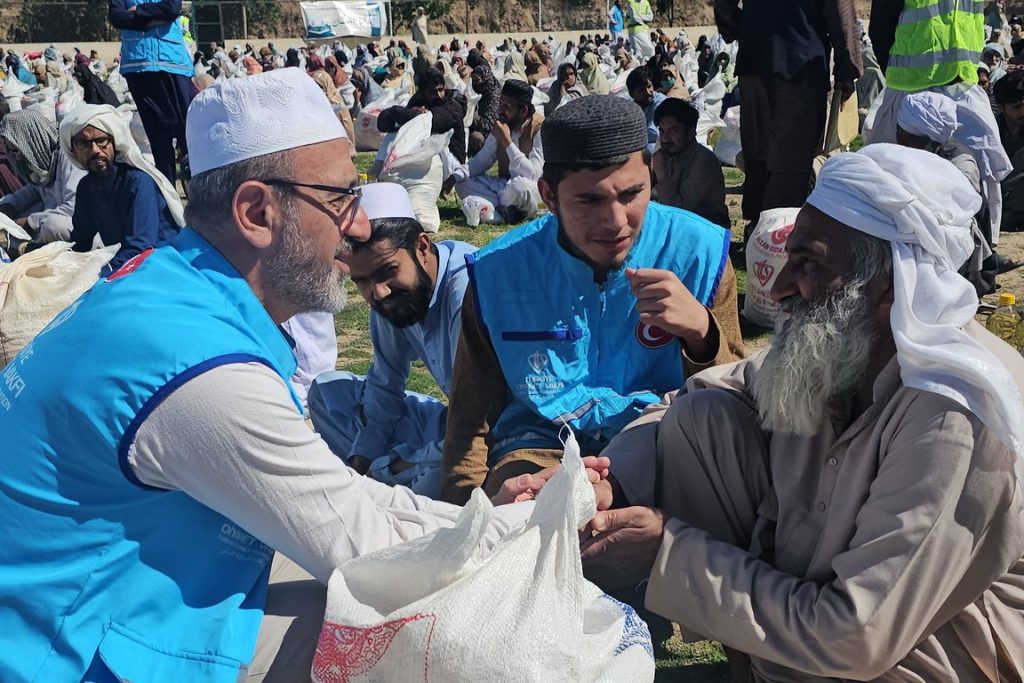 TDV ramazan yardımları kapsamında Pakistan'da 110 bin ihtiyaç sahibine ulaştı, bayramlık hediye edildi,