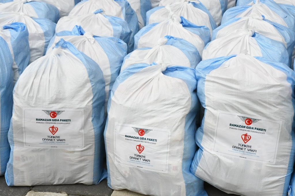 Türkiye Diyanet Vakfı, Arnavutluk'ta gıda yardımı dağıttı , ihtiyaç sahibi ailelere 1100 gıda paketi dağıtıldı