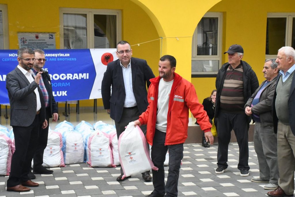 Türkiye Diyanet Vakfı, Arnavutluk'ta gıda yardımı dağıttı , ihtiyaç sahibi ailelere 1100 gıda paketi dağıtıldı