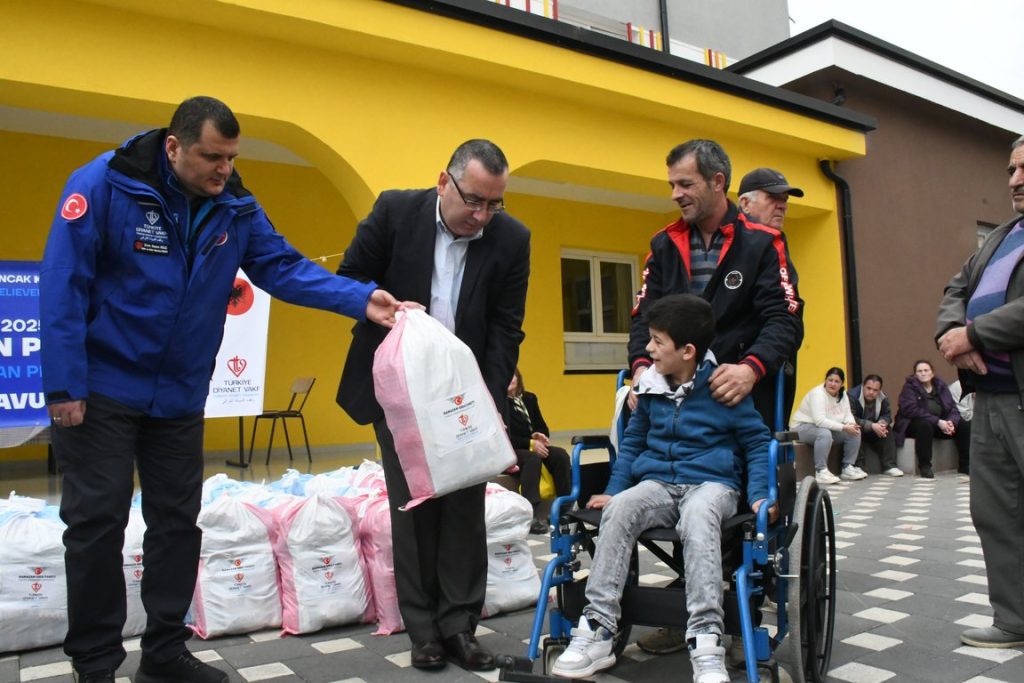Türkiye Diyanet Vakfı, Arnavutluk'ta gıda yardımı dağıttı , ihtiyaç sahibi ailelere 1100 gıda paketi dağıtıldı