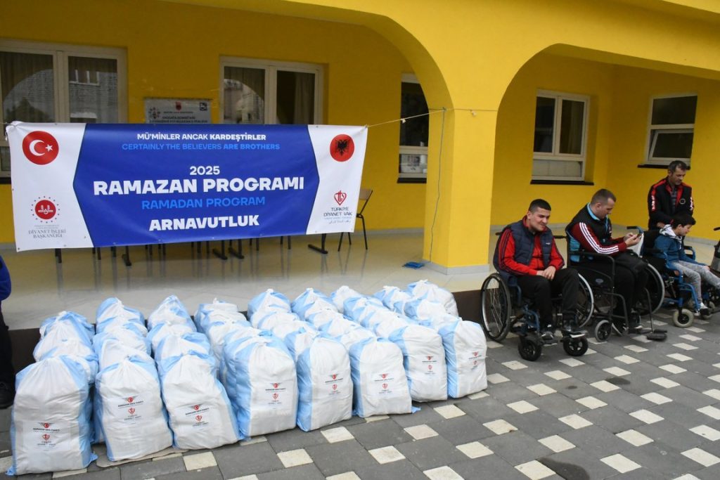 Türkiye Diyanet Vakfı, Arnavutluk'ta gıda yardımı dağıttı , ihtiyaç sahibi ailelere 1100 gıda paketi dağıtıldı