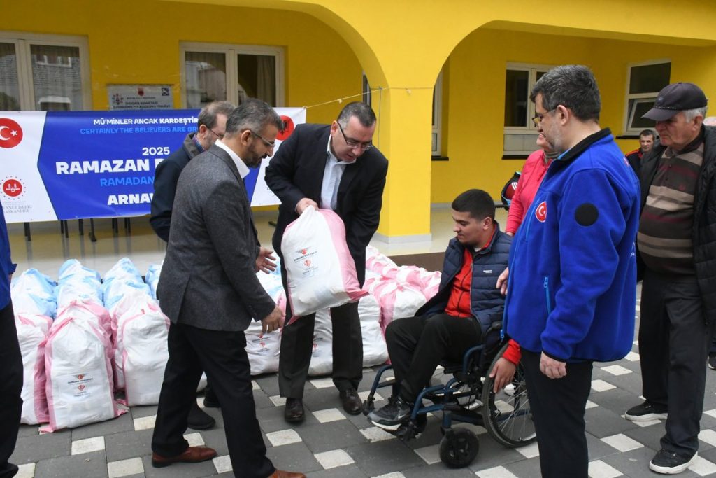 Türkiye Diyanet Vakfı, Arnavutluk'ta gıda yardımı dağıttı , ihtiyaç sahibi ailelere 1100 gıda paketi dağıtıldı