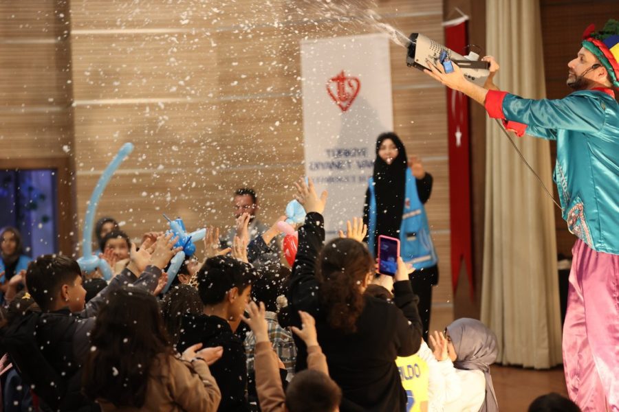 Türkiye Diyanet Vakfı’ndan Ankara’da Yetim Şenliği , Etkinlikte çocuklara ve ailelerine pamuk şeker, Osmanlı macunu ve patlamış mısır ikram edildi, hayırseverlerin zekat, fitre ve sadakalarından oluşan yardımlar verildi,