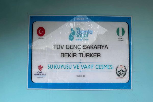 NGSK090 su kuyusu, Türkiye diyanet vakfı, su kuyusu açtırmak, su kuyusu tabela , bir damla hayat su kuyusu, su kuyusu bağışı, temiz su,