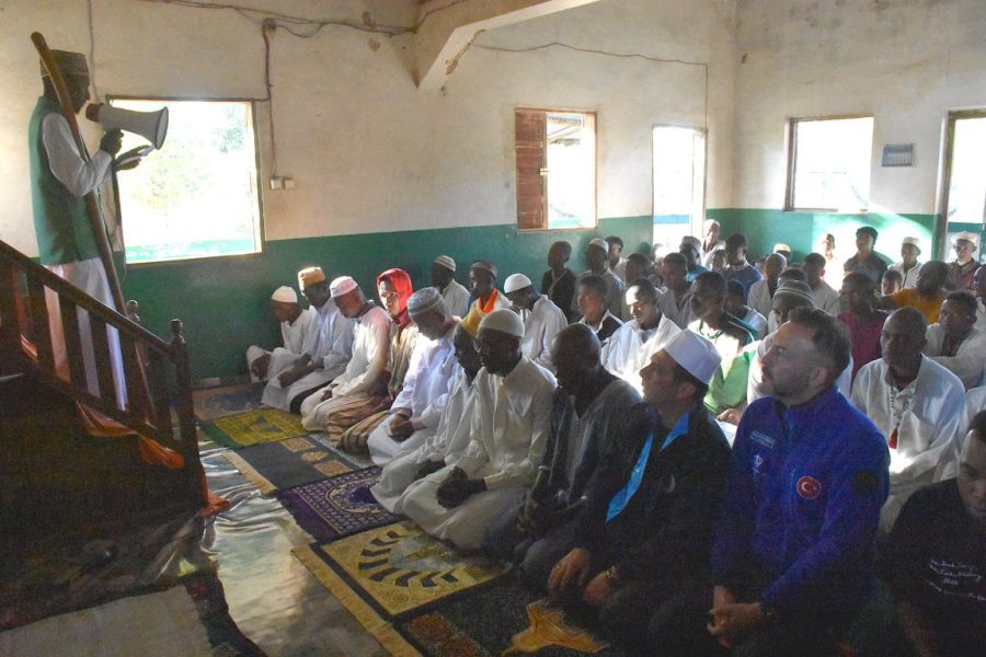 kurban , kurban bayramı, Madagaskar'da Müslümanlar bayram namazı için saf tuttu