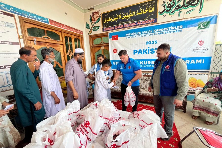 kurban , kurban bağışı, kurban eti dağıtımı, Milli güreşçi Rıza Kayaalp, Pakistan’da kurban organizasyonuna katıldı