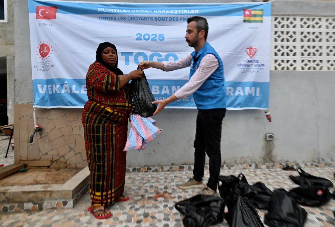 kurban , kurban bağışı, kurban eti dağıtımı, TDV ekipleri Togo'da kurban eti dağıtımına başladı