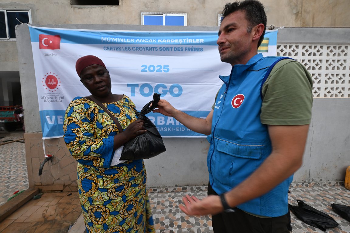 kurban , kurban bağışı, kurban eti dağıtımı, TDV ekipleri Togo'da kurban eti dağıtımına başladı