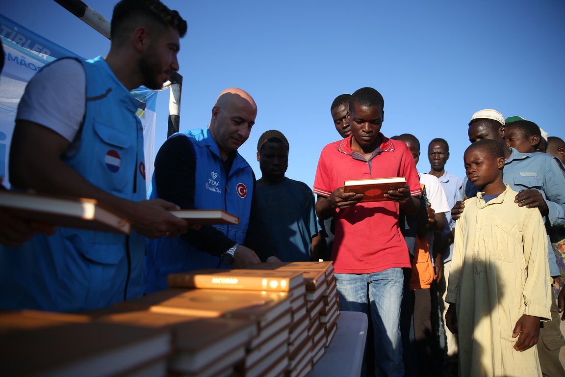 TDV gönüllüleri Mozambik'te Kur'an-ı Kerim dağıttı, TDV gönüllüleri , Kur'an-ı Kerim, Hediyem Kuran Olsun, Kur'an-ı Kerim Bağışı