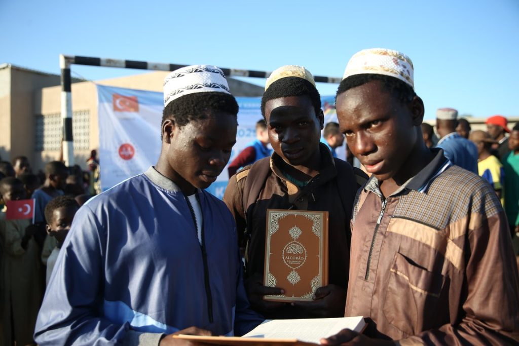 TDV gönüllüleri Mozambik'te Kur'an-ı Kerim dağıttı, TDV gönüllüleri , Kur'an-ı Kerim, Hediyem Kuran Olsun, Kur'an-ı Kerim Bağışı