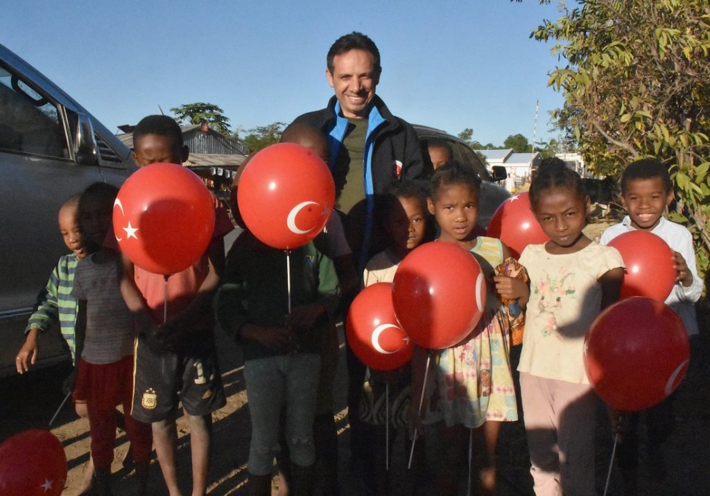 kurban , kurban bağışı, kurban eti dağıtımı, TDV Madagaskar'da 4 bin 900 hisse kurban etini ihtiyaç sahiplerine ulaştırıyor