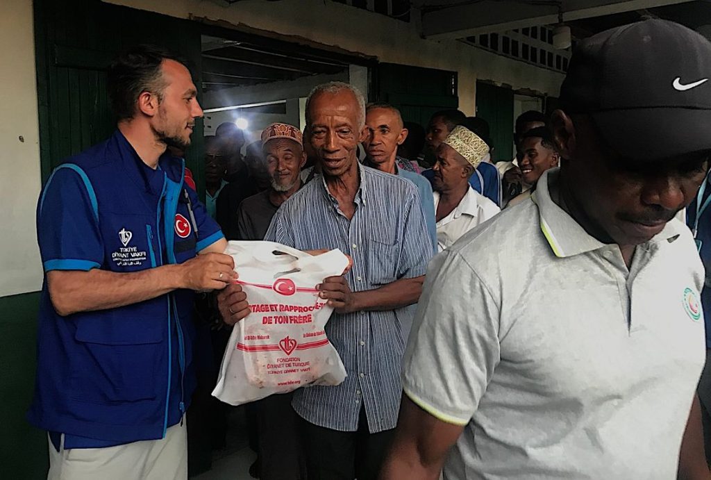 kurban , kurban bağışı, kurban eti dağıtımı, TDV Madagaskar'da 4 bin 900 hisse kurban etini ihtiyaç sahiplerine ulaştırıyor
