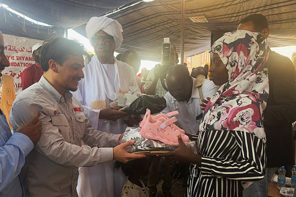 bayramlık, bayramlık bağışı, TDV ve DİTİB’den Sudan’da 2 bin 500 çocuğa bayramlık
