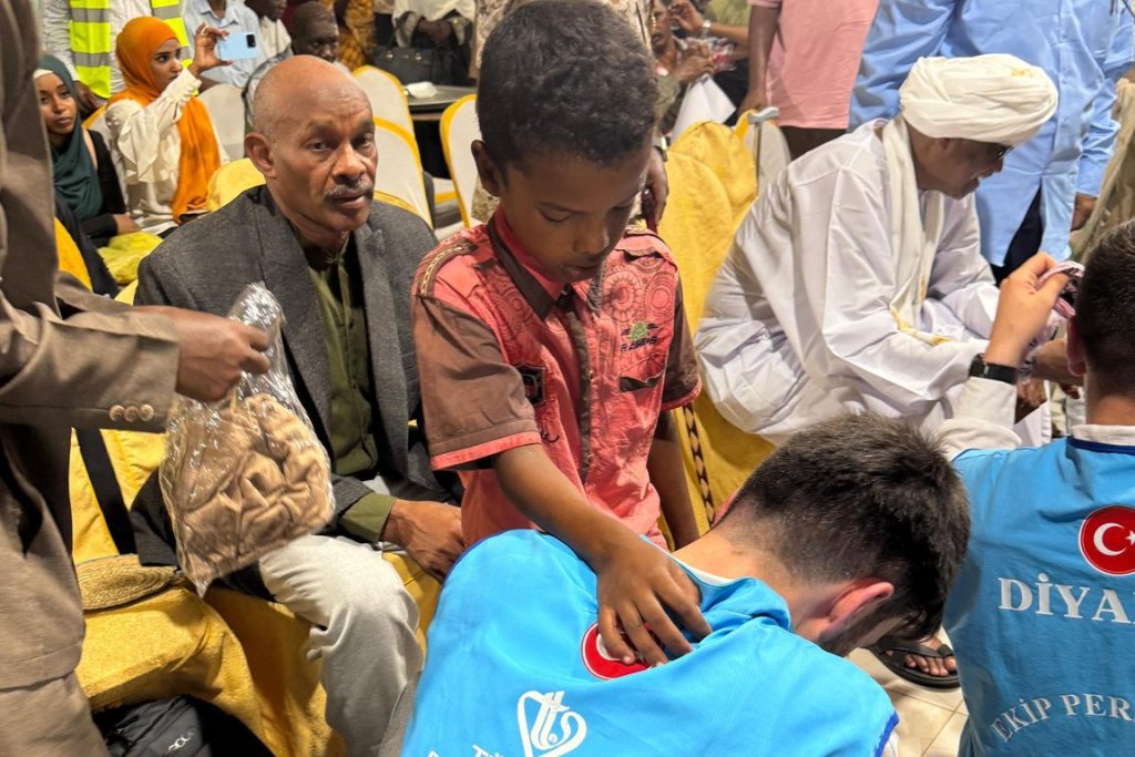 bayramlık, bayramlık bağışı, TDV ve DİTİB’den Sudan’da 2 bin 500 çocuğa bayramlık