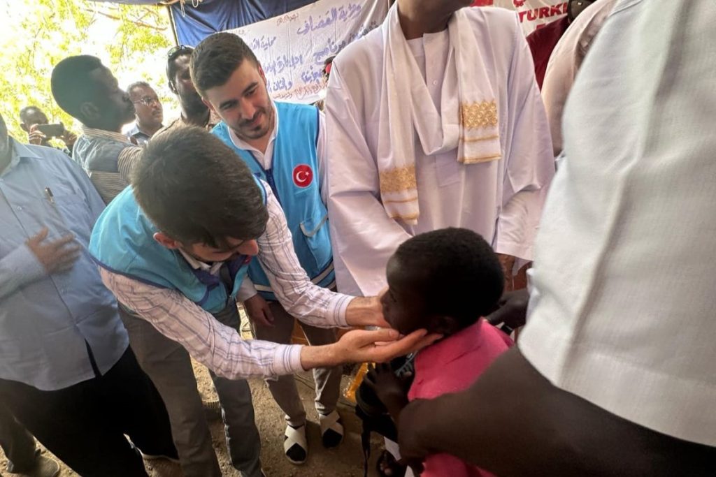 bayramlık, bayramlık bağışı, TDV ve DİTİB’den Sudan’da 2 bin 500 çocuğa bayramlık