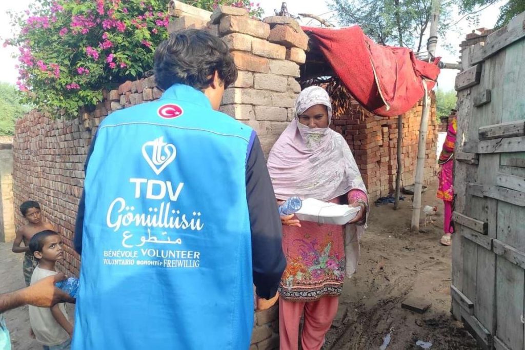 TDV Pakistan’da selzedelerin yaralarını sarıyor, sıcak yemek, gıda paketi, selzede, sel yardımları, sel , afetzede, Pakistan