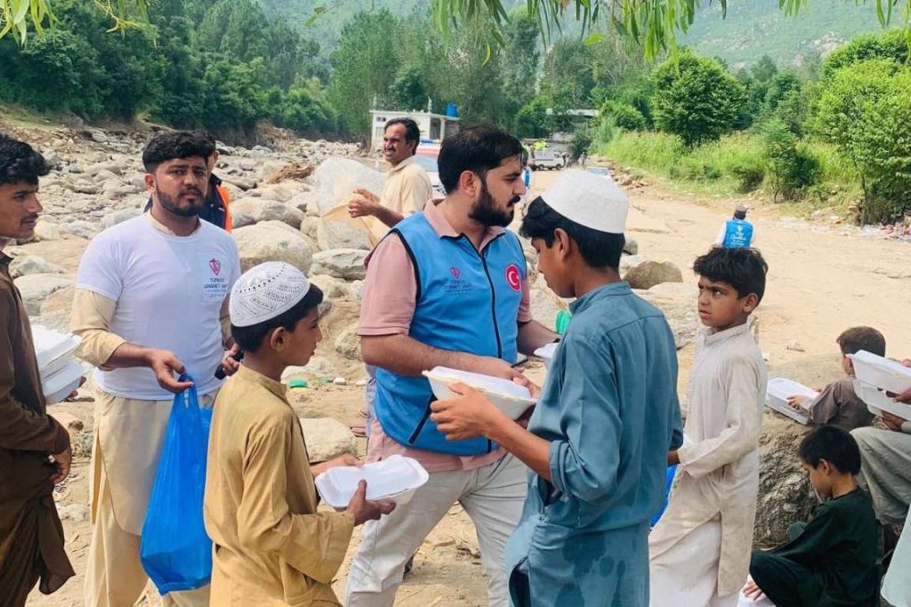 TDV Pakistan’da selzedelerin yaralarını sarıyor, sıcak yemek, gıda paketi, selzede, sel yardımları, sel , afetzede, Pakistan