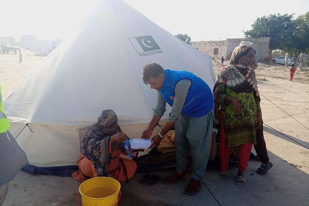 TDV Pakistan’da selzedelerin yaralarını sarıyor, sıcak yemek, gıda paketi, selzede, sel yardımları, sel , afetzede, Pakistan