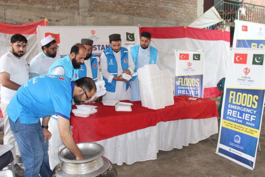 TDV Pakistan’da selzedelerin yaralarını sarıyor, sıcak yemek, gıda paketi, selzede, sel yardımları, sel , afetzede, Pakistan