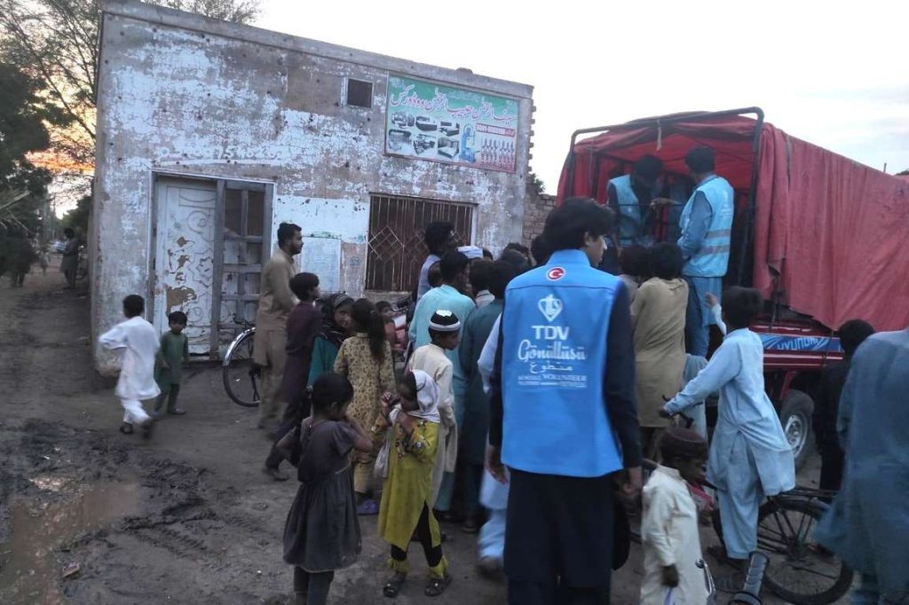 TDV Pakistan’da selzedelerin yaralarını sarıyor, sıcak yemek, gıda paketi, selzede, sel yardımları, sel , afetzede, Pakistan