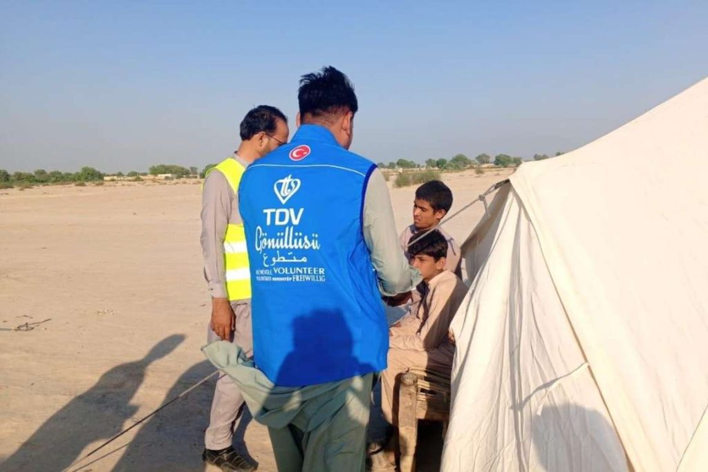 TDV Pakistan’da selzedelerin yaralarını sarıyor, sıcak yemek, gıda paketi, selzede, sel yardımları, sel , afetzede, Pakistan