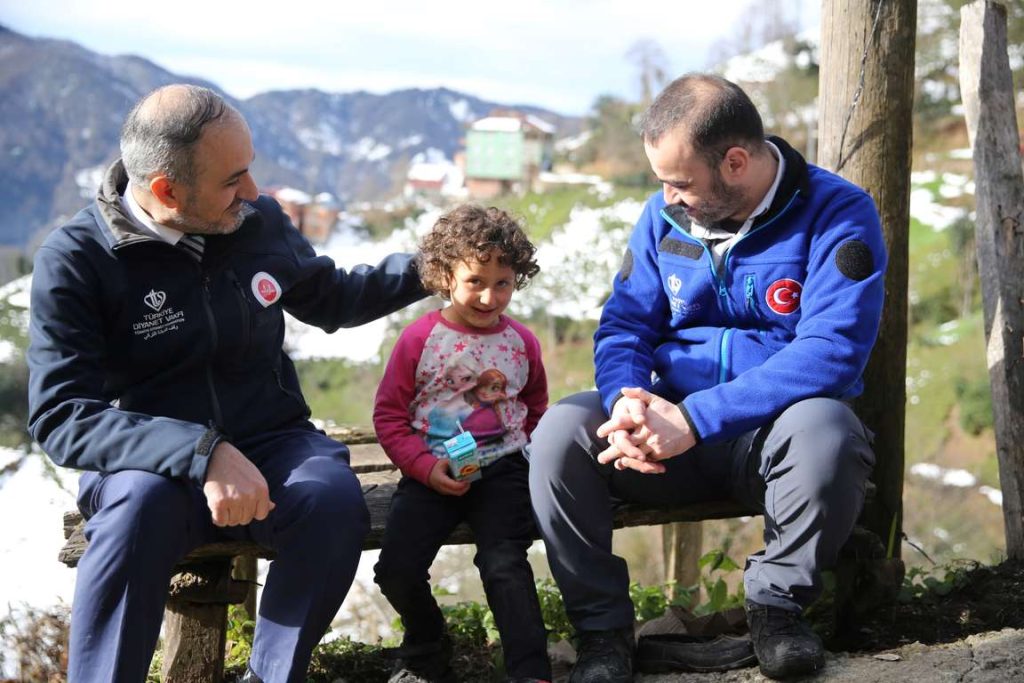 TDV kış yardımlarıyla ülke genelinde yürekleri ısıtıyor