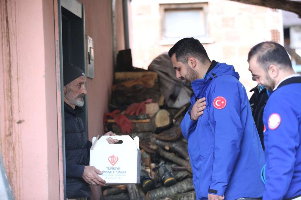 TDV kış yardımlarıyla ülke genelinde yürekleri ısıtıyor