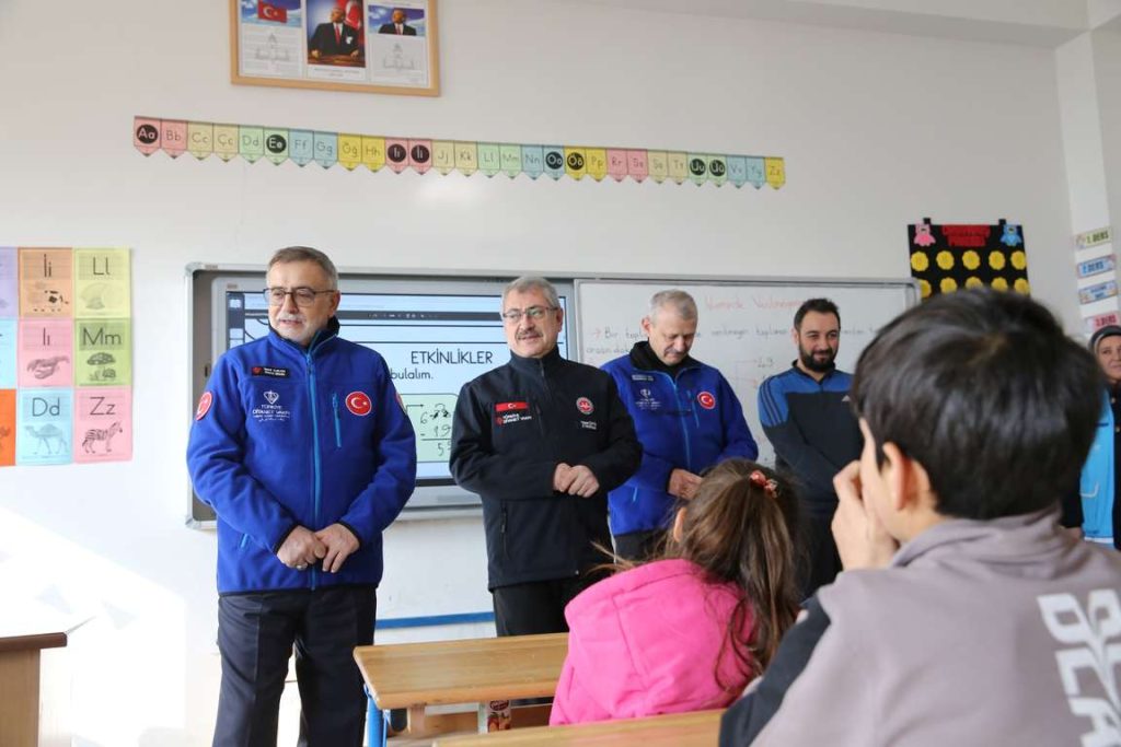 TDV kış yardımlarıyla ülke genelinde yürekleri ısıtıyor