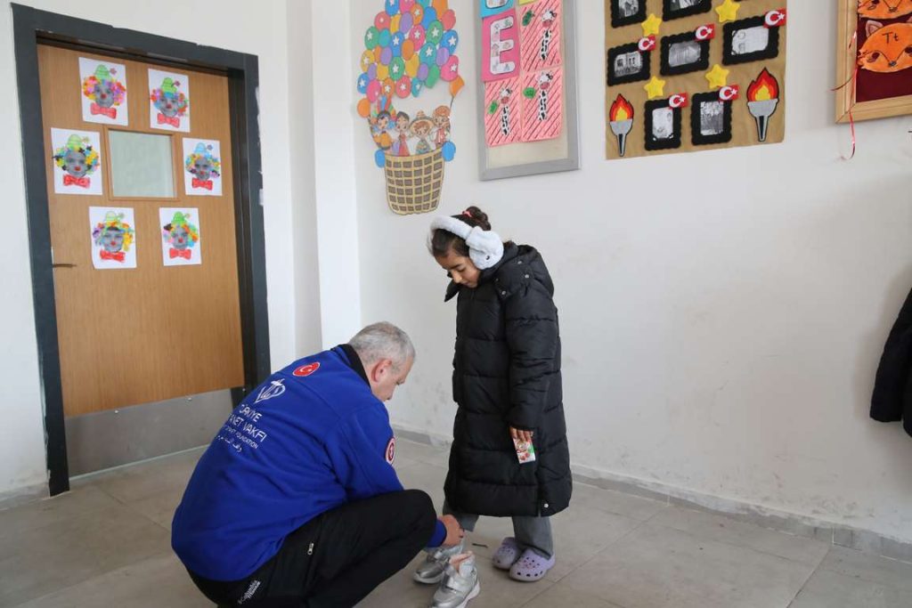 TDV kış yardımlarıyla ülke genelinde yürekleri ısıtıyor