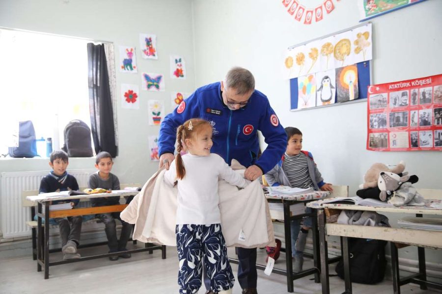 TDV kış yardımlarıyla ülke genelinde yürekleri ısıtıyor