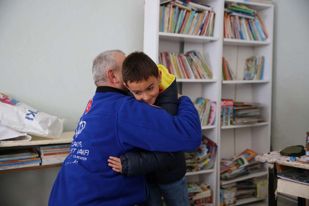 TDV kış yardımlarıyla ülke genelinde yürekleri ısıtıyor