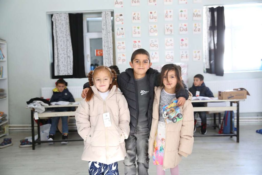 TDV kış yardımlarıyla ülke genelinde yürekleri ısıtıyor