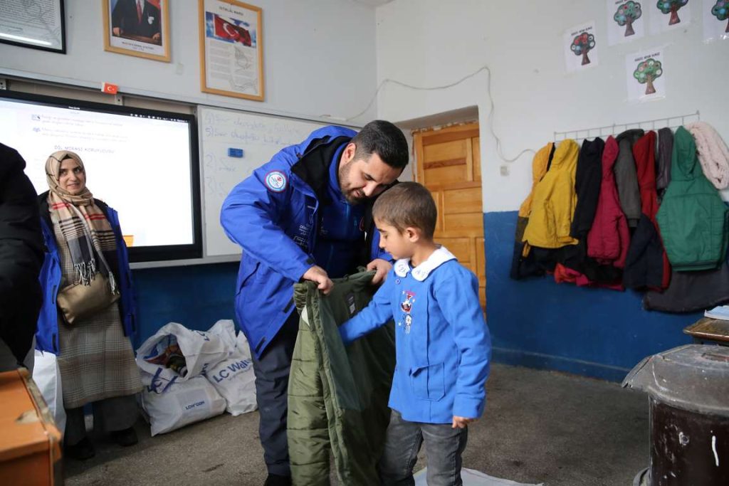 TDV kış yardımlarıyla ülke genelinde yürekleri ısıtıyor