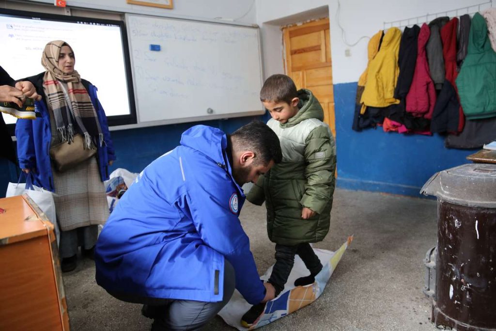 TDV kış yardımlarıyla ülke genelinde yürekleri ısıtıyor