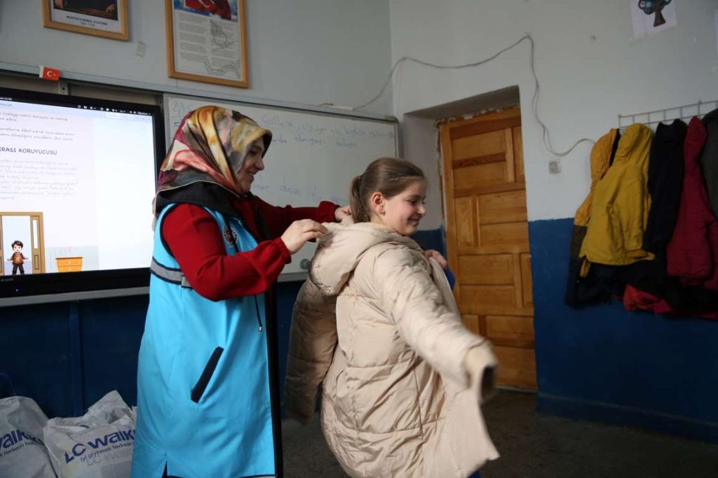 TDV kış yardımlarıyla ülke genelinde yürekleri ısıtıyor