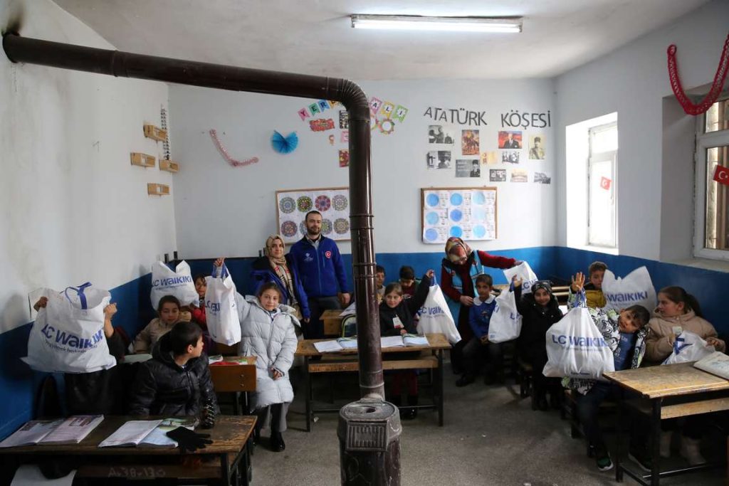 TDV kış yardımlarıyla ülke genelinde yürekleri ısıtıyor