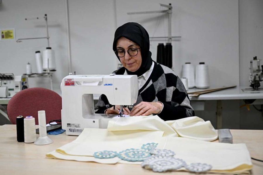 Depremde iş yeri yıkılan usta öğretici, TDV'nin "İyilik Atölyesi"nde mesleğine döndü